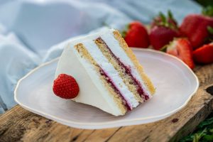 Tort Iaurt si Capsune 1.5kg
